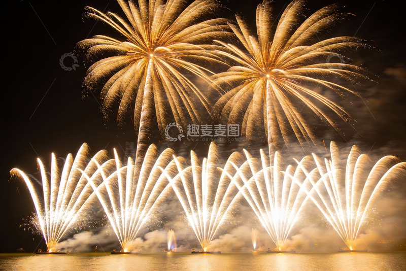 高清大图下载【趣麦麦图】夜空烟花绽放绚丽景象
