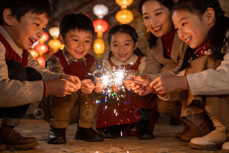 高清大图下载【趣麦麦图】家庭欢聚手持烟花共庆佳节