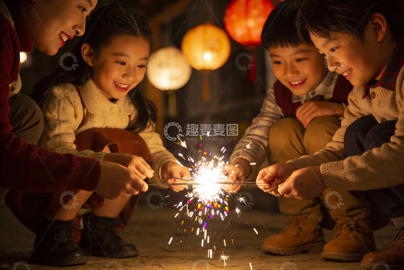 高清大图下载【趣麦麦图】-孩子们手持烟花欢庆节日