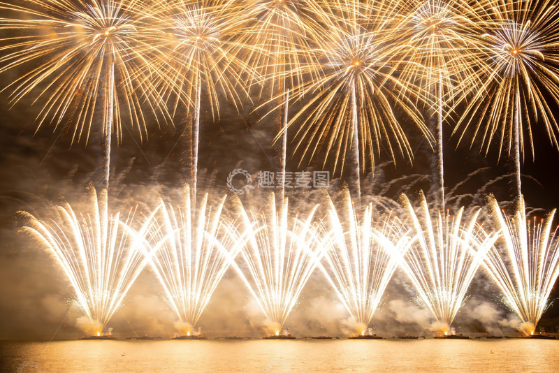 高清大图下载【趣麦麦图】夜空烟花绽放水映璀璨