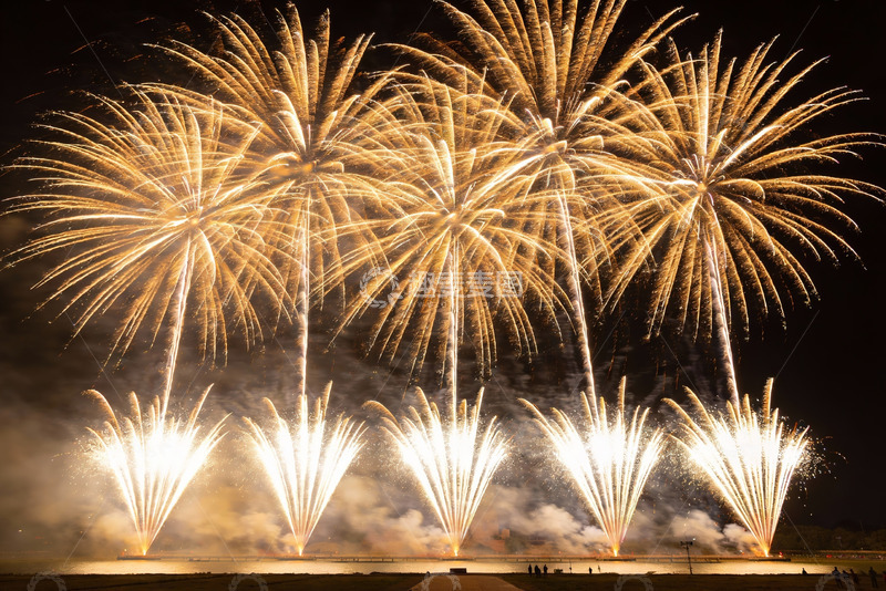 高清大图下载【趣麦麦图】夜空烟花绽放绚丽景象