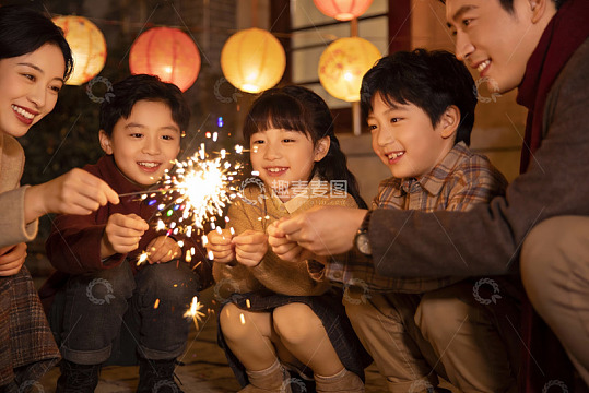 家庭欢聚手持烟花庆祝节日