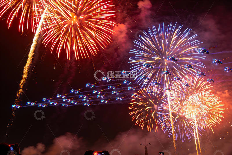 高清大图下载【趣麦麦图】夜空烟花绽放绚丽多彩