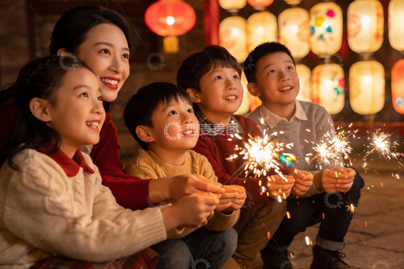 高清大图下载【趣麦麦图】家庭夜晚手持烟花欢聚