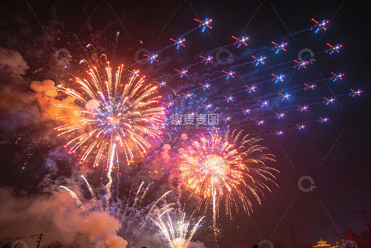 夜空中绚丽多彩的烟花绽放