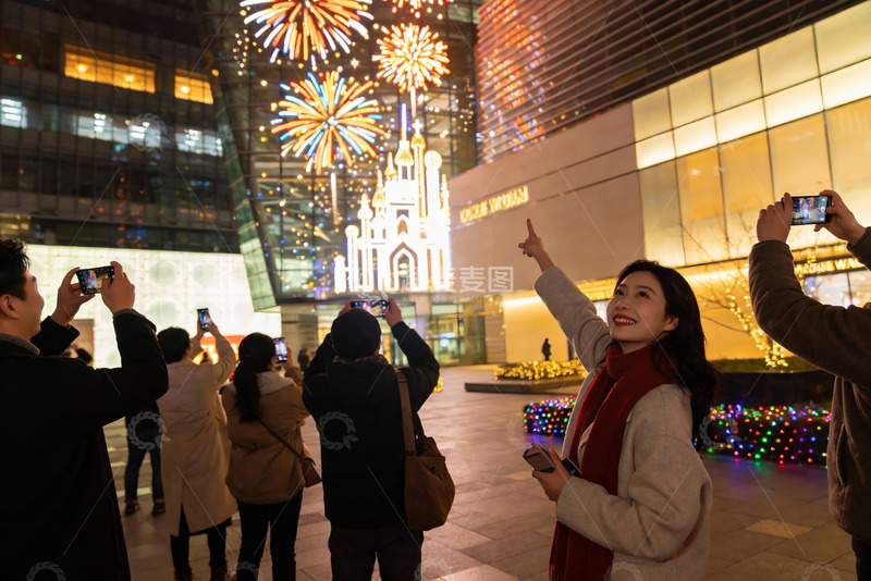 高清大图下载【趣麦麦图】夜景烟花下人群拍照留念