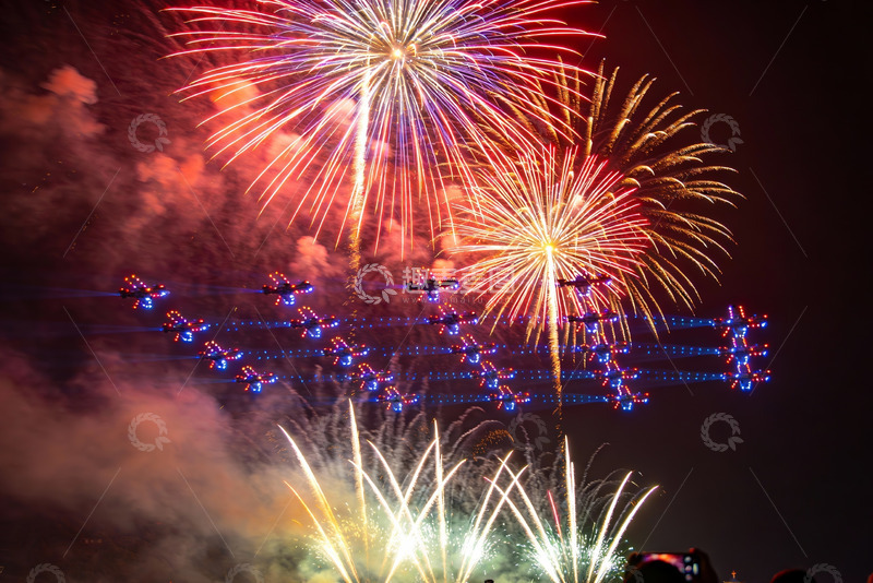 高清大图下载【趣麦麦图】夜空烟花绽放飞机编队飞行
