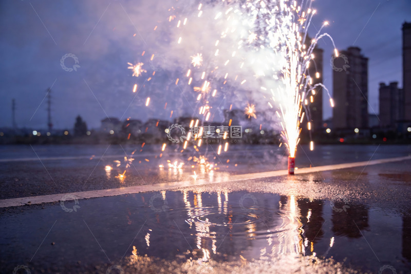 高清大图下载【趣麦麦图】夜幕下烟花绽放水映光辉