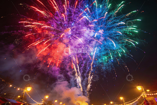 夜空烟花绽放绚丽多彩