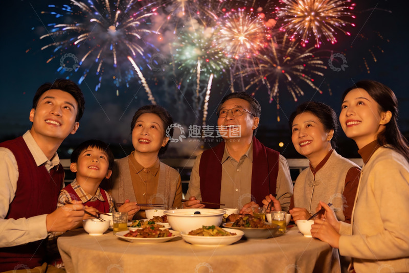 高清大图下载【趣麦麦图】烟花下家人聚餐欢庆时刻