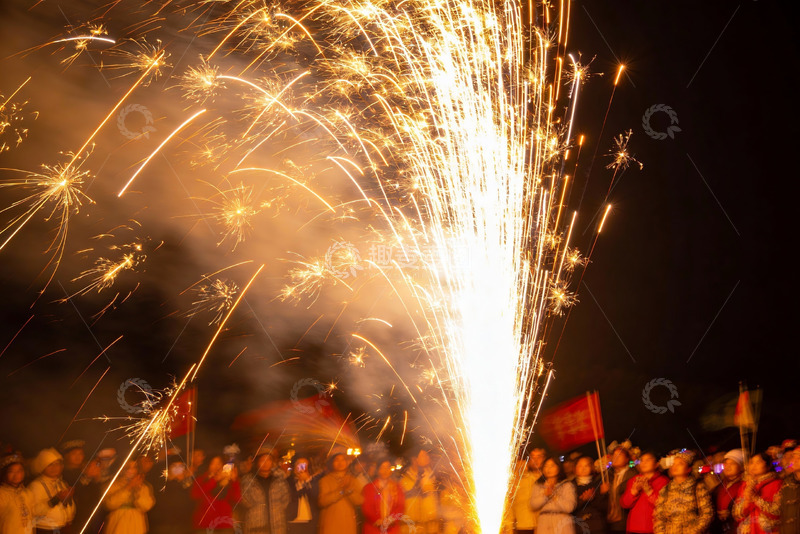 高清大图下载【趣麦麦图】夜空中绽放的烟花与观赏人群