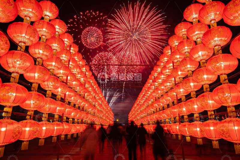 高清大图下载【趣麦麦图】夜空烟花与红灯笼长廊