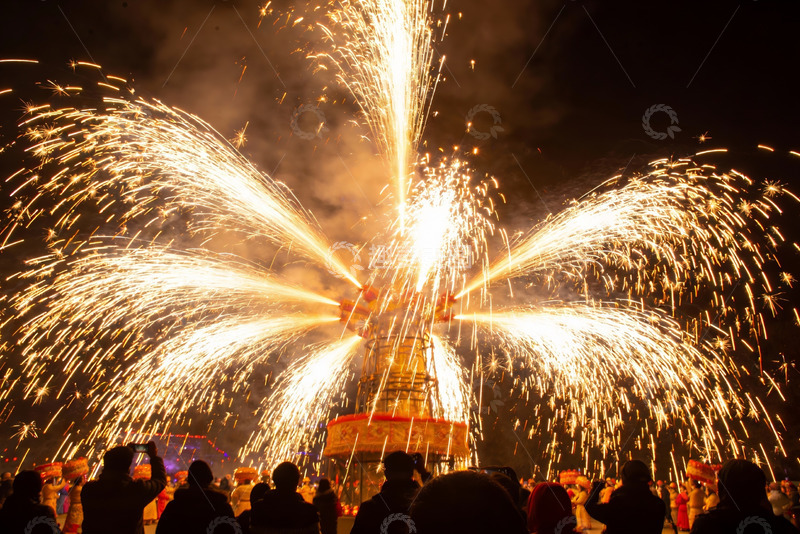 高清大图下载【趣麦麦图】夜空中绽放的烟花表演