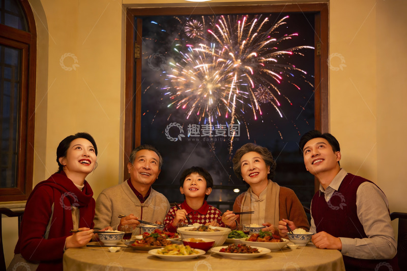 高清大图下载【趣麦麦图】家人聚餐赏烟花其乐融融