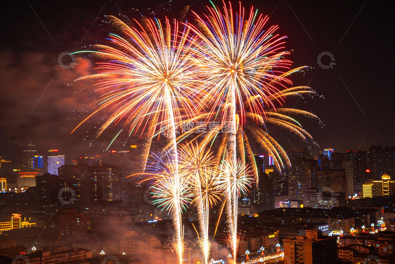 高清大图下载【趣麦麦图】夜空城市烟花绽放绚丽景象
