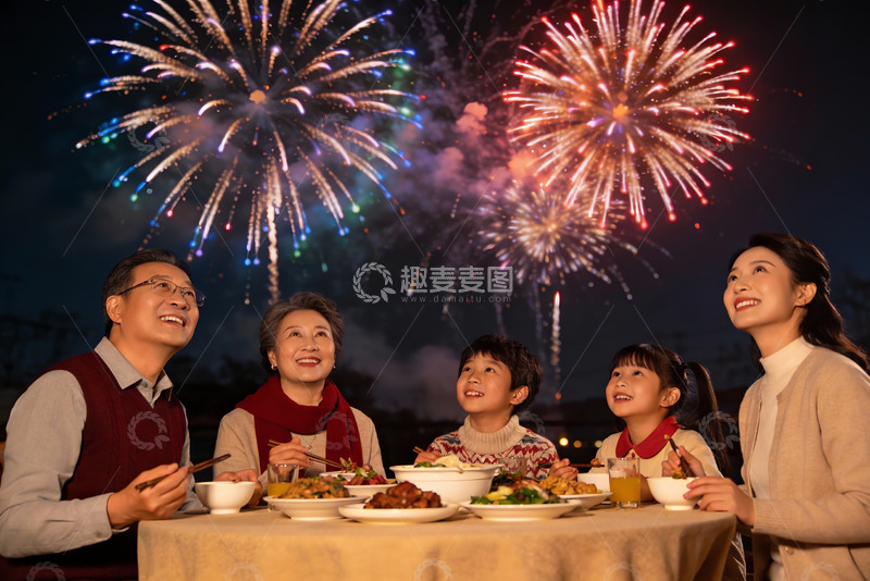 高清大图下载【趣麦麦图】家人夜宴烟花璀璨共庆团圆