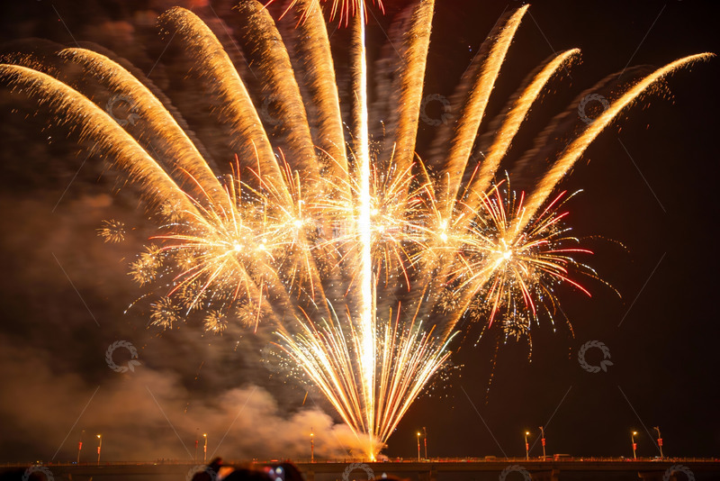 高清大图下载【趣麦麦图】夜空烟花绽放绚丽景象