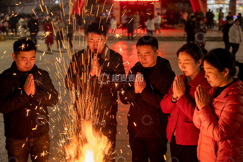 高清大图下载【趣麦麦图】五人围火祈福夜景