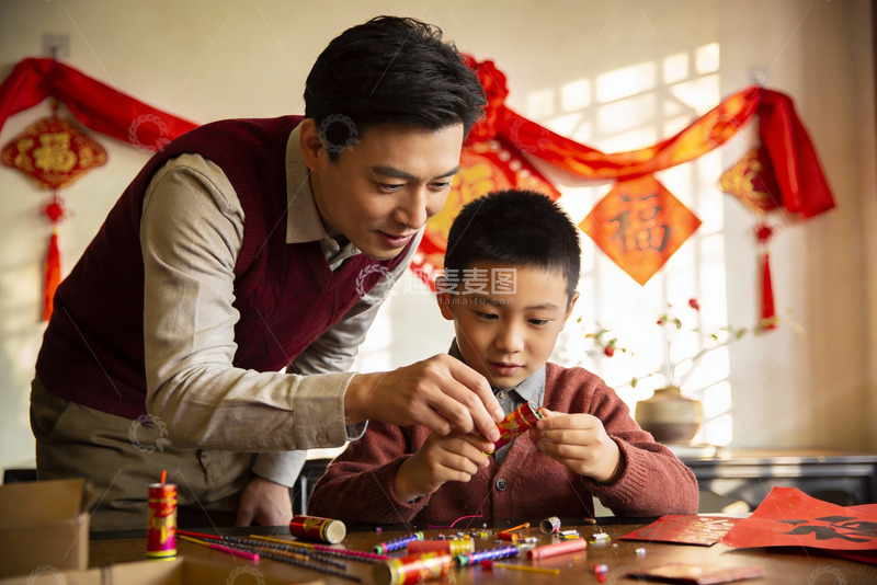 高清大图下载【趣麦麦图】父子共制鞭炮迎新春