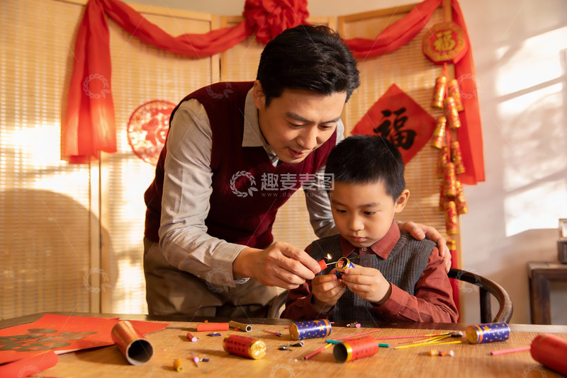 高清大图下载【趣麦麦图】父子室内制作烟花庆祝节日