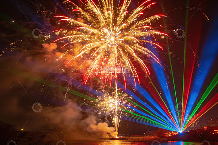 夜空烟花绽放绚丽多彩