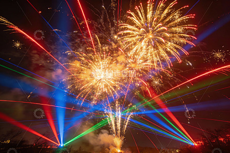 夜空烟花绽放绚丽多彩