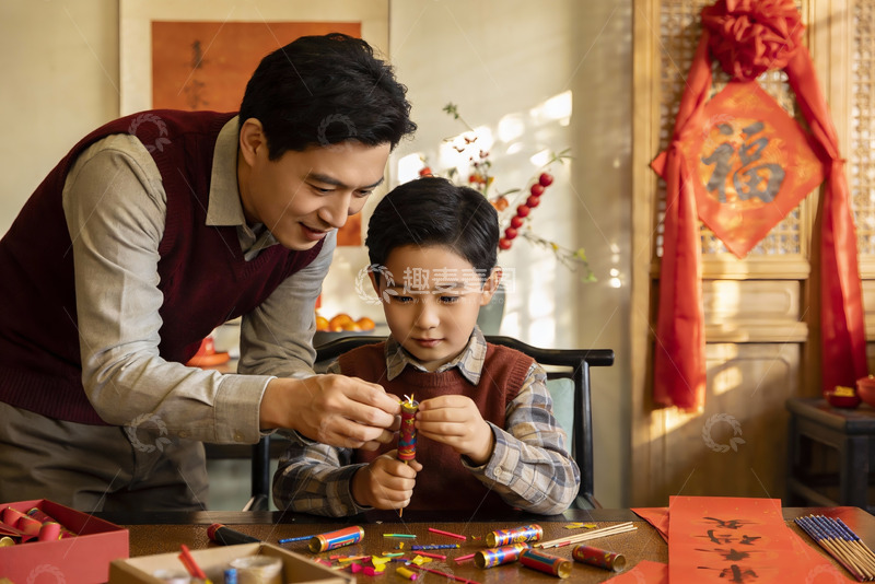 高清大图下载【趣麦麦图】父子室内制作鞭炮准备节日