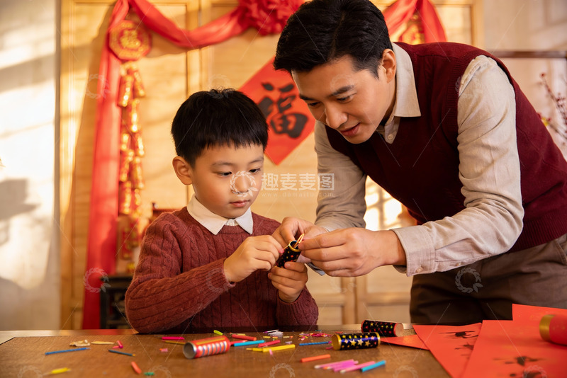 高清大图下载【趣麦麦图】父子共制鞭炮迎新春