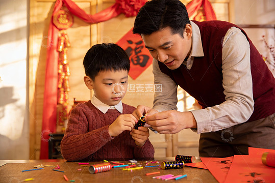 父子共制鞭炮迎新春