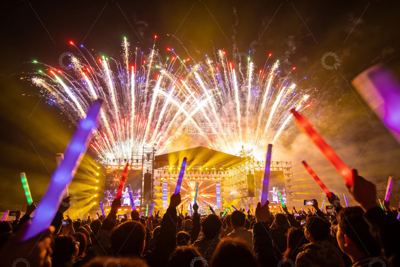 高清大图下载【趣麦麦图】夜空烟花绽放演唱会盛况
