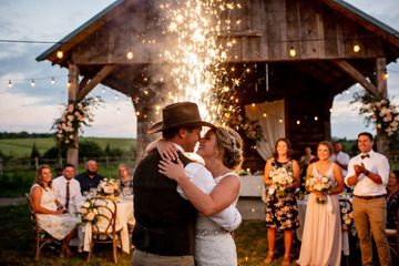 乡村婚礼烟花下的甜蜜拥吻