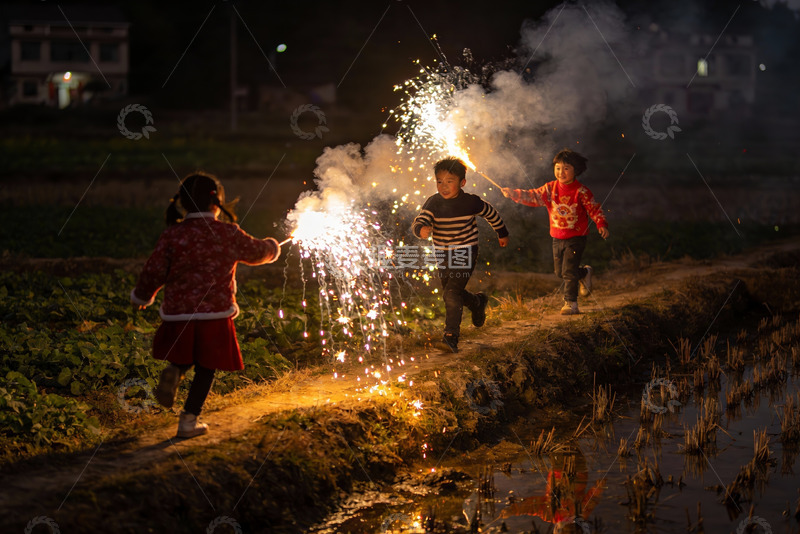 高清大图下载【趣麦麦图】夜色中孩童手持烟花奔跑