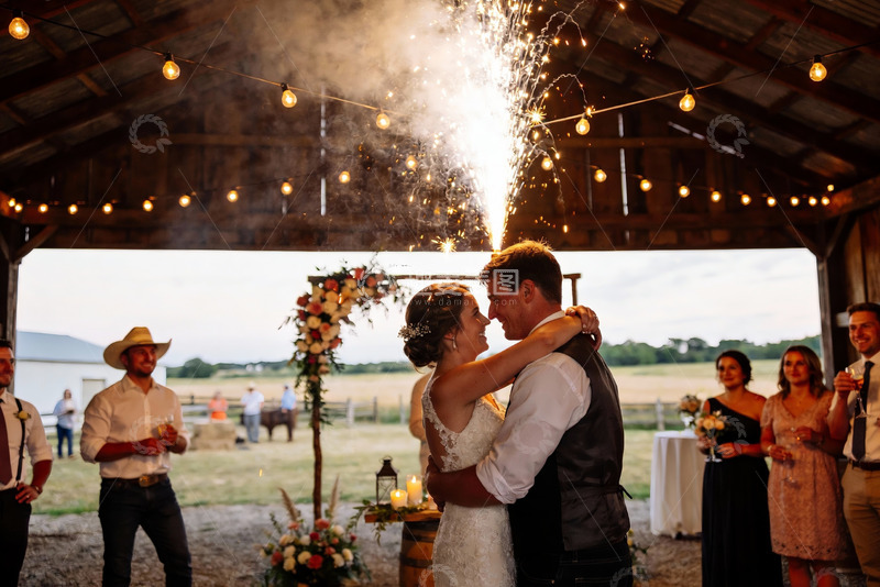 高清大图下载【趣麦麦图】婚礼现场烟花绽放新人相拥