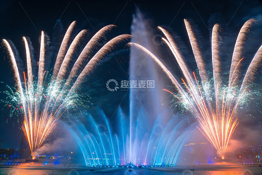 夜空烟花与喷泉交相辉映
