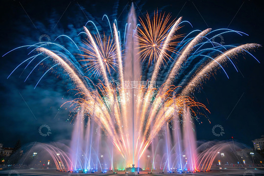 夜空烟花与喷泉交相辉映
