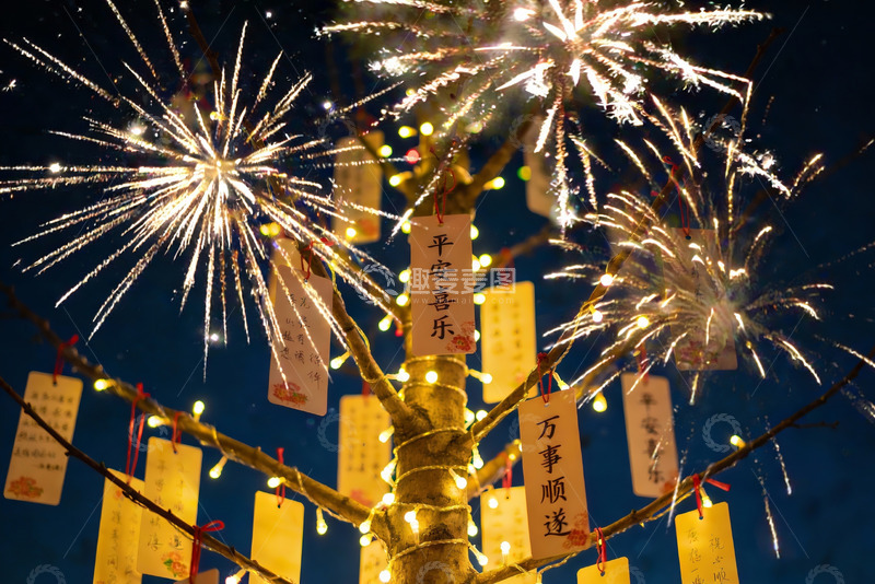 高清大图下载【趣麦麦图】夜空烟花树挂满祈福牌