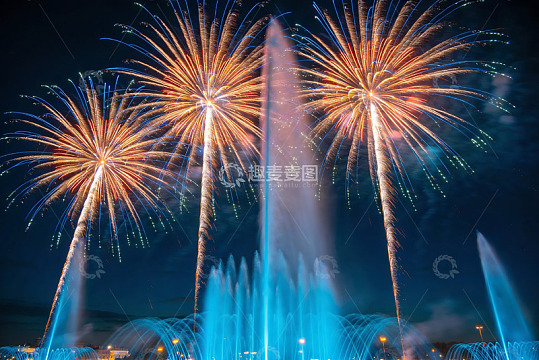 夜空烟花绽放喷泉共舞