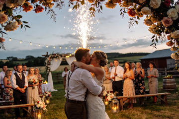 户外婚礼烟花浪漫亲吻