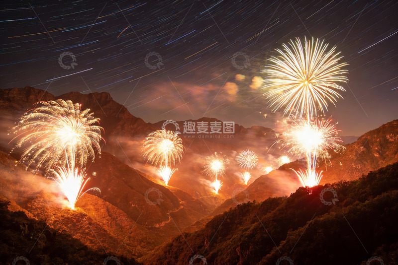 高清大图下载【趣麦麦图】夜空烟花绽放山峦