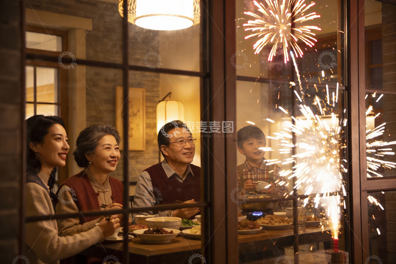 高清大图下载【趣麦麦图】家人聚餐赏烟花