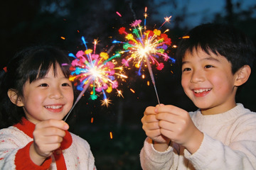 儿童手持烟花夜景微笑