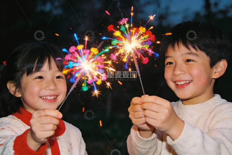 高清大图下载【趣麦麦图】-儿童手持烟花夜景微笑