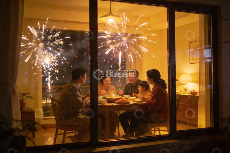 高清大图下载【趣麦麦图】家庭聚餐烟花绽放夜景