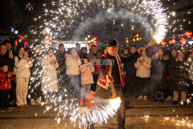 高清大图下载【趣麦麦图】烟花表演夜场热闹非凡