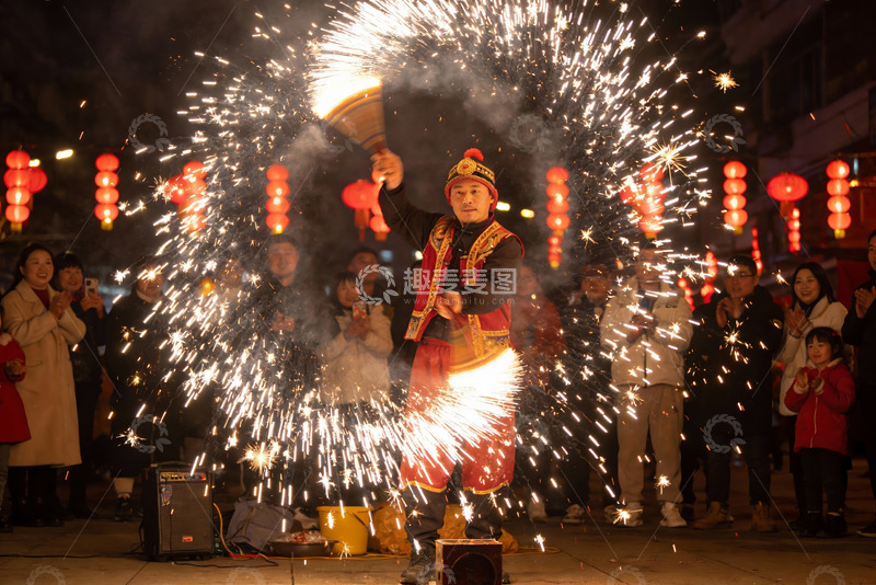高清大图下载【趣麦麦图】夜场烟花表演热闹非凡