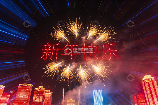 夜空烟花璀璨城市迎新年
