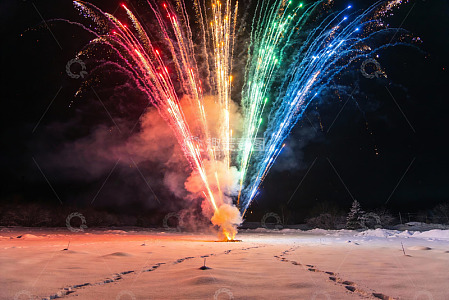 雪地夜空烟花绽放绚丽多彩