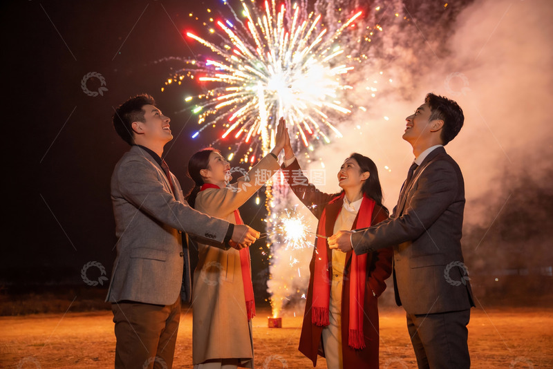 高清大图下载【趣麦麦图】四人夜空烟花下击掌庆祝