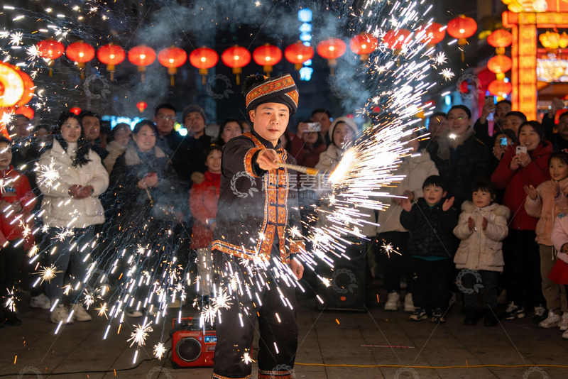高清大图下载【趣麦麦图】街头表演者手持烟花吸引观众
