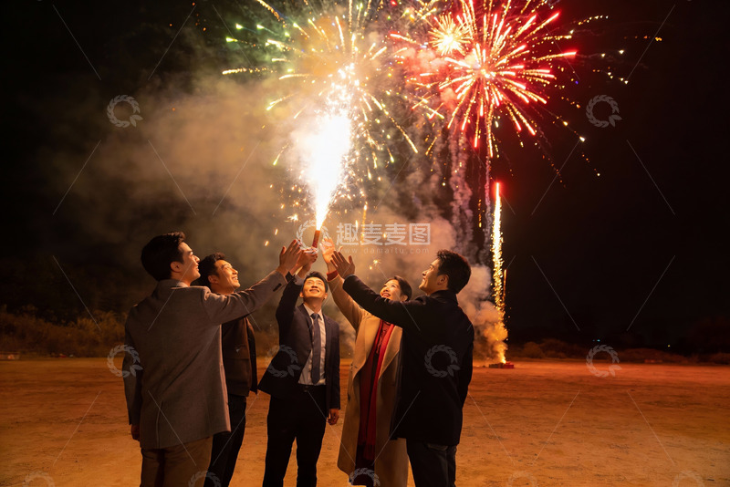 高清大图下载【趣麦麦图】夜空烟花下五人击掌庆祝